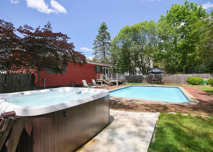Sunset Dip-Poconos Home Near Lake With Hot Tub & Pool