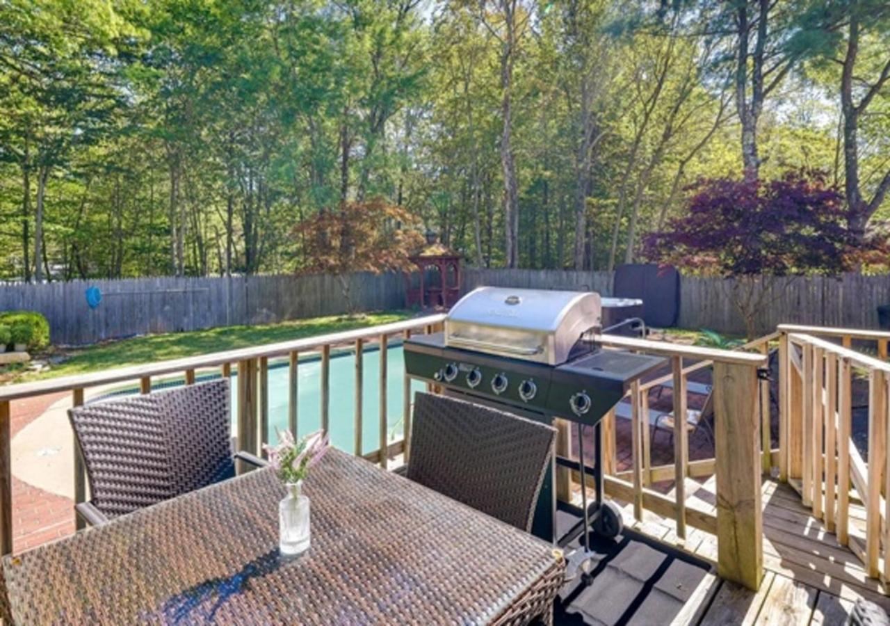 Holiday home Sunset Dip-poconos Near With Hot Tub & Pool