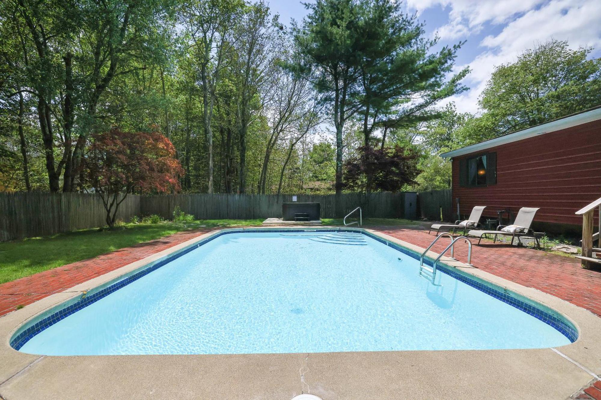 Holiday home Sunset Dip-poconos Near With Hot Tub & Pool
