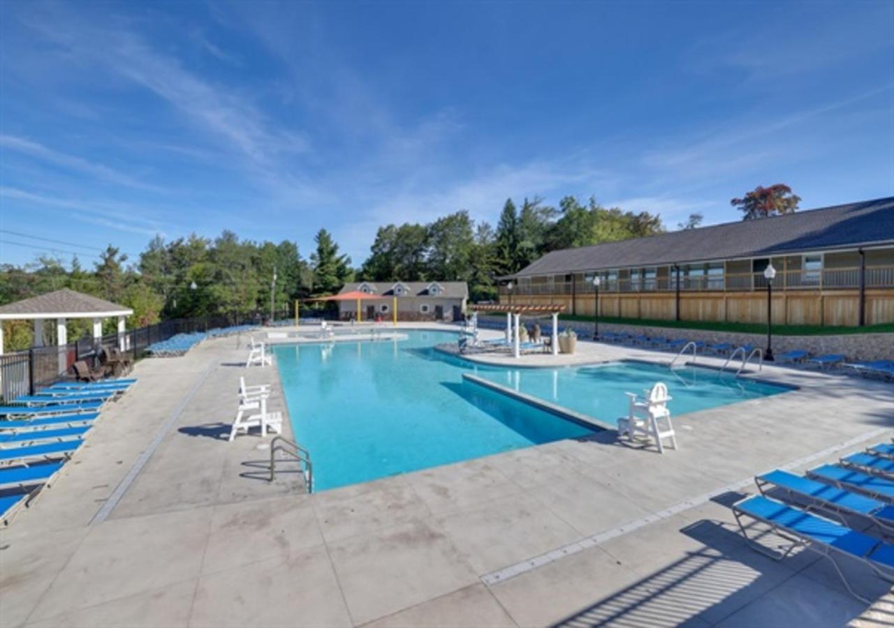 Holiday home Sunset Dip-poconos Near With Hot Tub & Pool *
