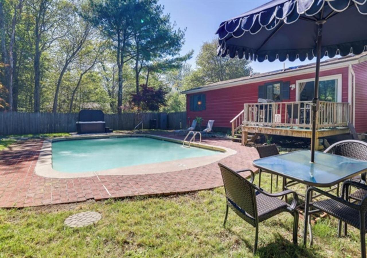Holiday home Sunset Dip-poconos Near With Hot Tub & Pool Tobyhanna
