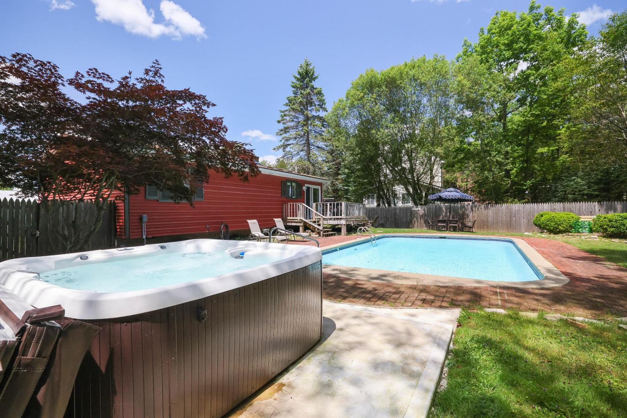 Sunset Dip-poconos Near With Hot Tub & Pool Holiday home *